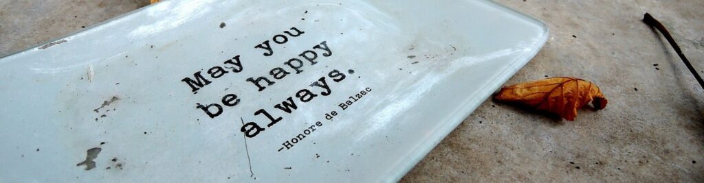 gammelt skilt med teksten: may you be happy always