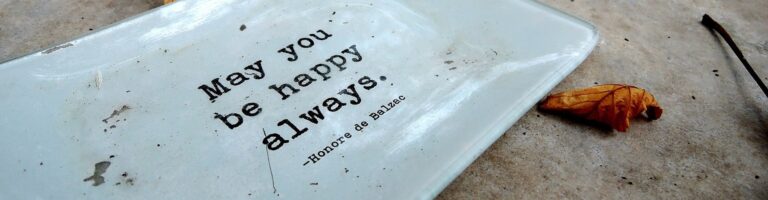 gammelt skilt med teksten: may you be happy always