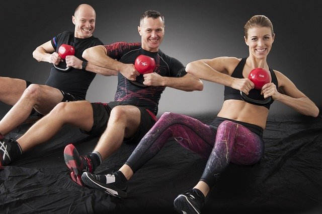 En kettlebell er et særdeles effektivt træningsredskab, der kan inddrages i styrketræningen på mange måder.