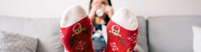 mand i sofa med julesokker