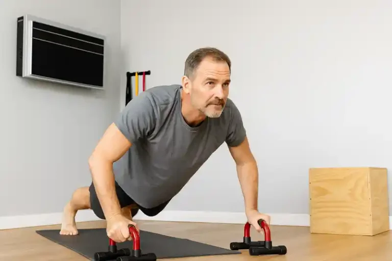 ældre mand der laver push ups på stuegulvet