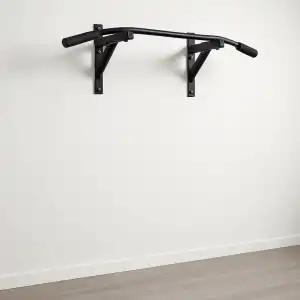 En pull up bar kan monteres på væg, i loft eller i døråbning