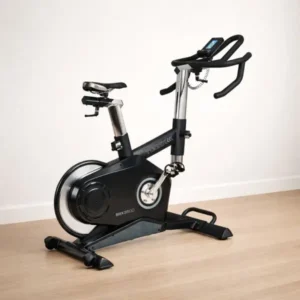 En spinningcykel til hjemmetræning, der står på gulvet op mod en væg