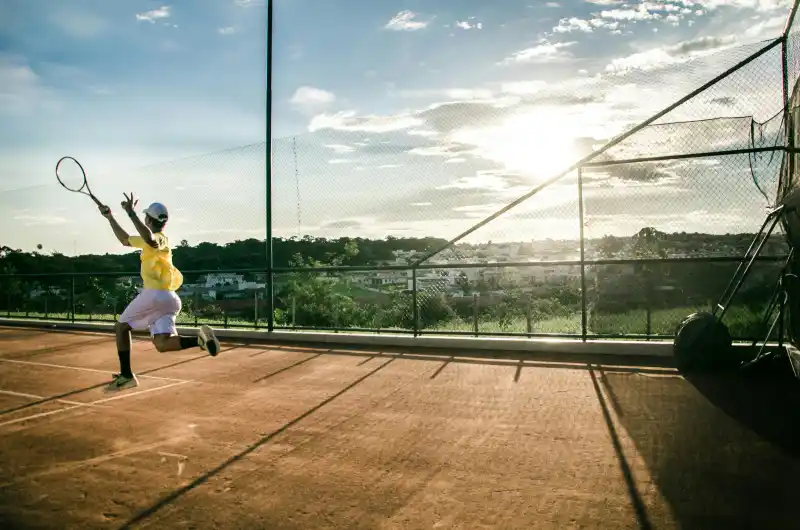 Tennisspiller på tennisbanen en sommerdag